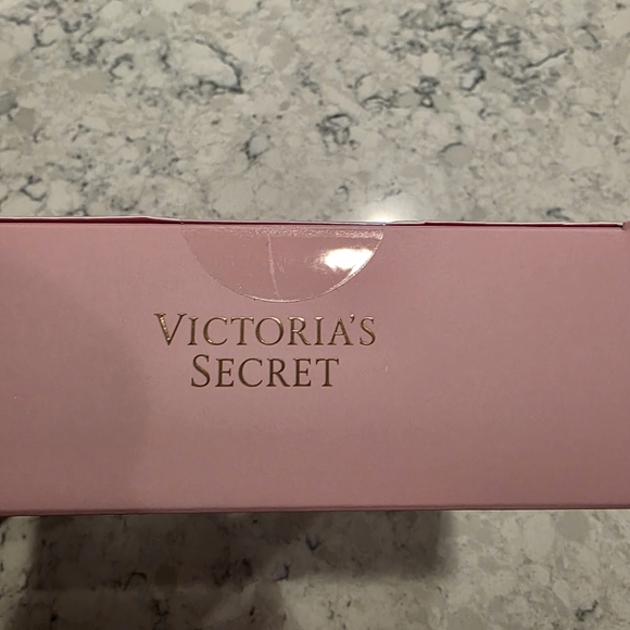 Victoria's Secret Body Mist & Kiss Two-Piece Gift Set Velvet Petals - Picture 5 of 9